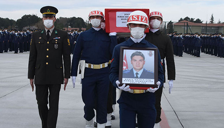 Şehit pilot memleketine uğurlandı