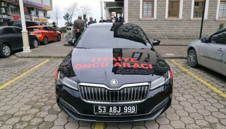 İtfaiye aracı isteyen belediyeye makam otosu gibi araba gönderildi. Üstünde itfaiye yazısı var. Fıkradan da öte bir olay gerçek oldu