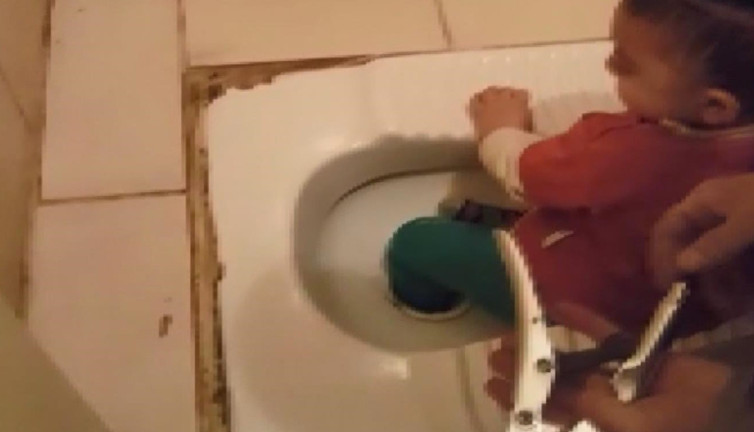 Ayağı tuvalet deliğine sıkıştı. Esenyurt'ta afacan Mehmet itfaiyeyi seferber etti