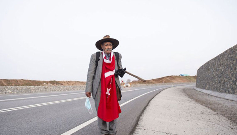 60 kilometreyi bakın kimin için yürüdü. 84 yaşında olmasına rağmen yollara düştü. Helal olsun sana Ziya Dayı