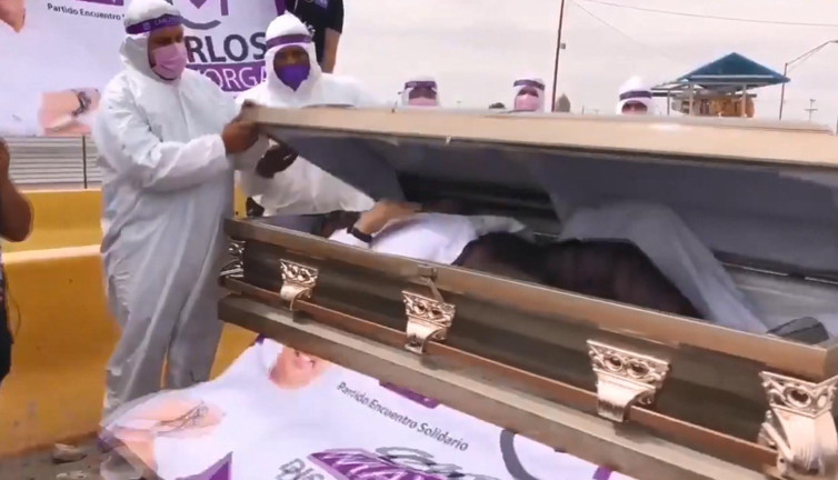 Tabuttan çıkıp oy istedi