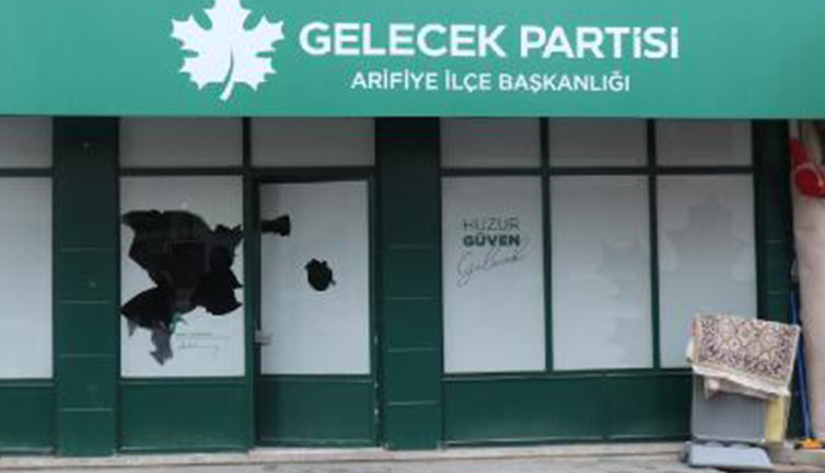 Gelecek Partisi'ne soda şişeli saldırı