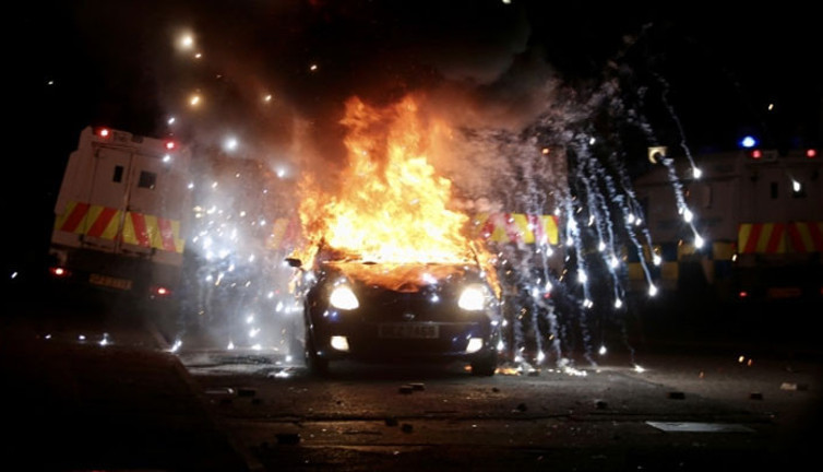 Kuzey İrlanda'da tansiyon yükseliyor. Otomobiller ateşe verildi