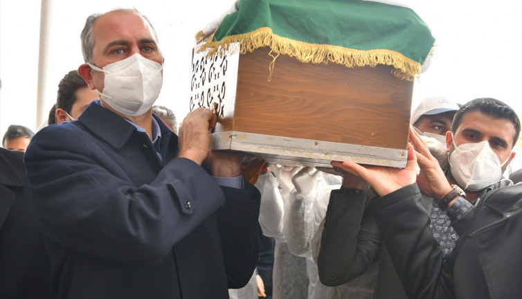 Bakan Gül'ün annesi son yolculuğuna uğurlandı