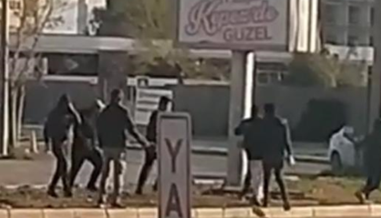 Caddede taşlı yumruklu kavga