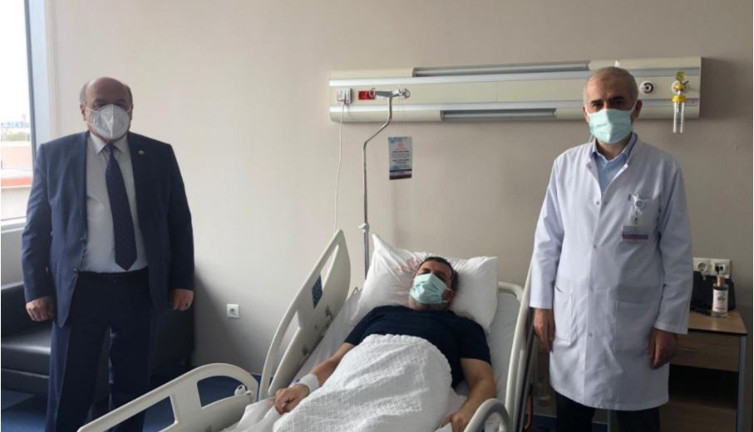 AKP'li vekil korona hastasını ziyaret etti