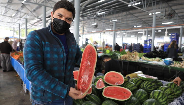 Tane ile domatesten sonra dilimle karpuz satışı. İşte Türkiye gerçeği. Tezgahlardaki ürünleri sadece seyrediyorlar