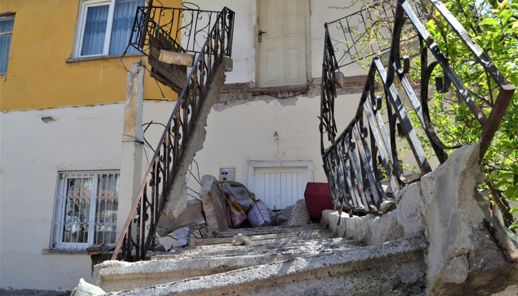 Yaşlı kadının balkonu ve merdiveni çökünce imdadına itfaiye yetişti