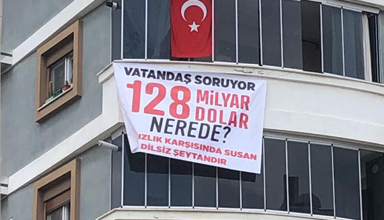 Eski MHP İlçe Başkanı'nın evine astığı ''128 milyar dolar nerede'' pankartı polis tarafından indirildi