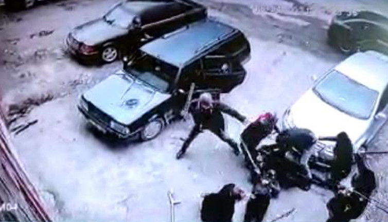 Film sahnelerini aratmayan kavga kameralara yansıdı