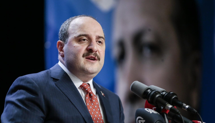 Bakan Varank virüsü taklit eden yerli aşının gönüllüsü oluyor