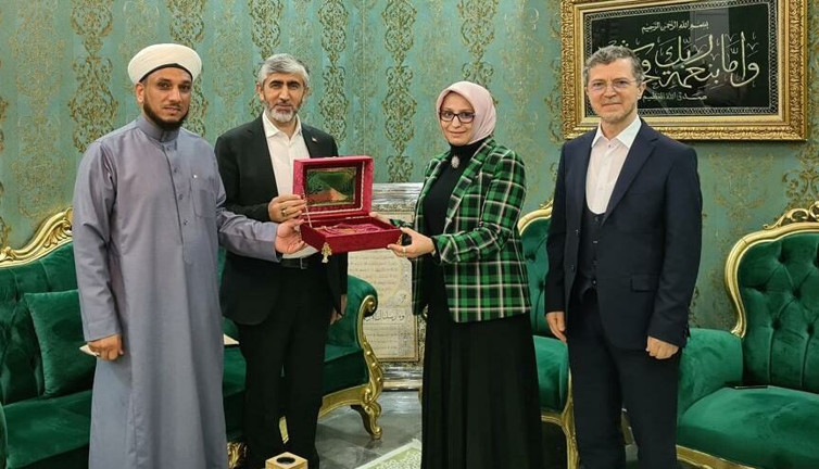 Devlet protokolü tarikat şeyhinin önünde el pençe divan durdu. Öğrencilerin sorunlarını görüşmüşler