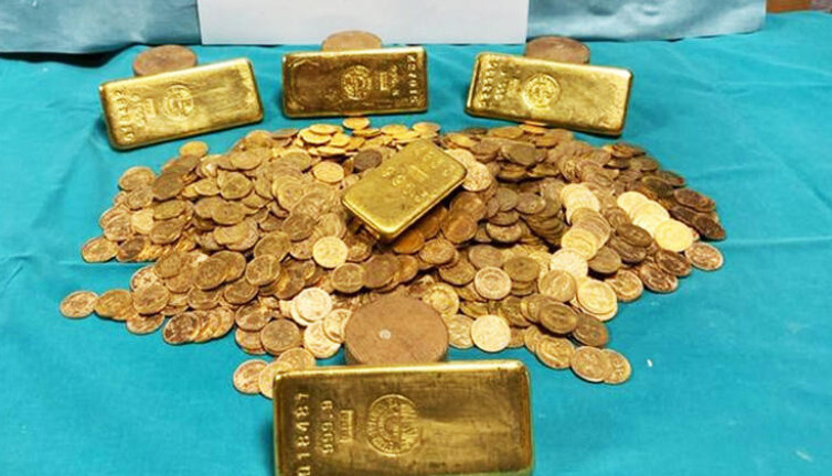 Satın alınan evin her yerinden hazine çıktı. Kavanozların içi bile doluydu