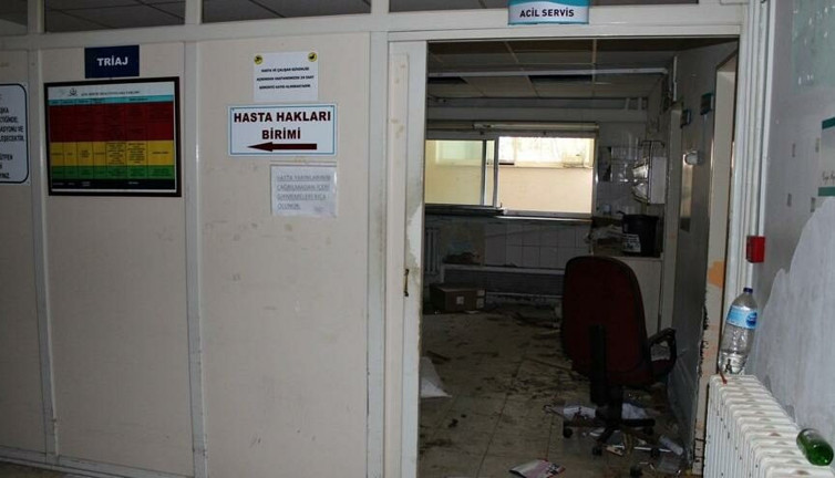Vatandaş yer bulamıyor hastane göz göre göre çürüyor. Tıbbi cihazlar bile tahrip edildi