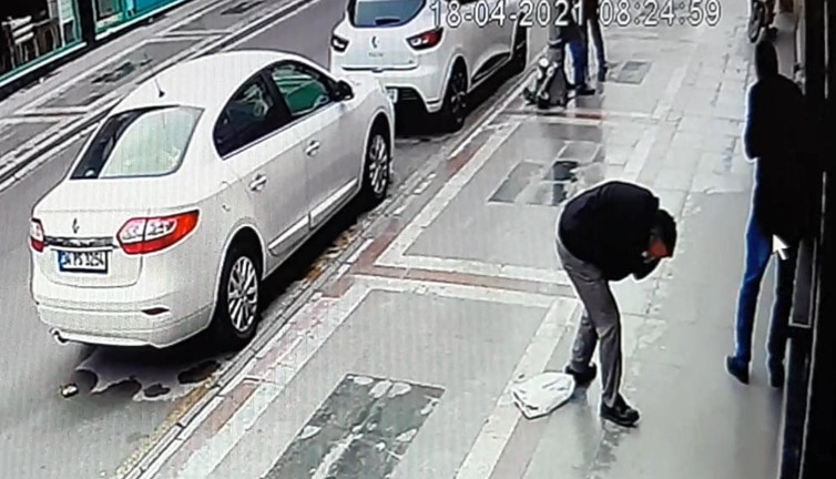 Caddede husumetlisi gören adam rastgele ateş açtı: 2 yaralı