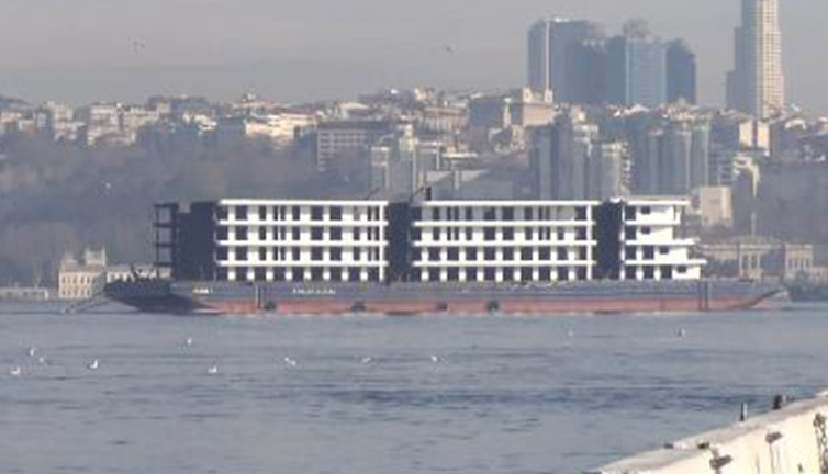 İstanbul Boğazı'ndan yüzen apartman geçti
