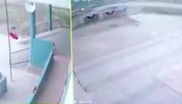 Çocuk çoban Türk bayrağının durumunu görünce saniye beklemedi. Günün en güzel görüntüsü Ağrı'dan geldi