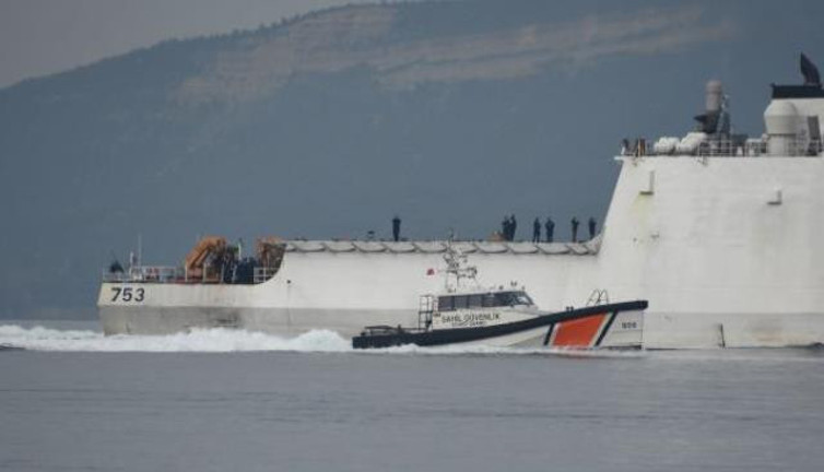 Çanakkale Boğazı'ndan geçen ABD Donanması'na ait gemide dikkat çeken görüntü. Askerler hemen telefonlarına sarıldı