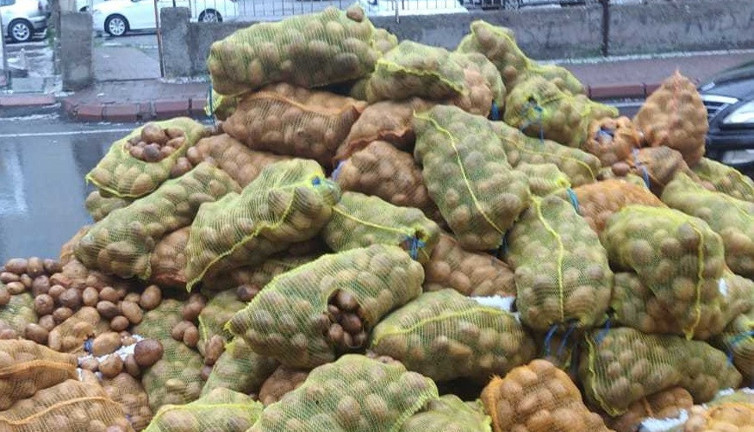 Bedava patatesleri sokağa döktüler