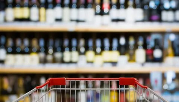 Dev marketler alkol yasağını tanımadı