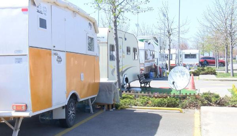 Tam kapanmayı karavanlarında geçiriyorlar