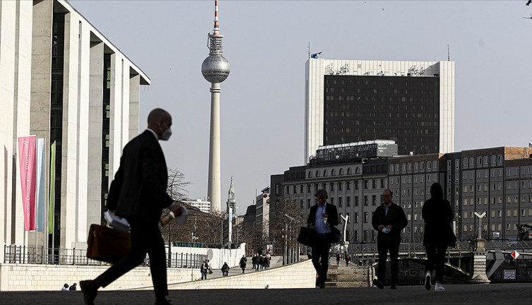 Almanya'da aşılananlar için tedbirleri gevşetme kararı
