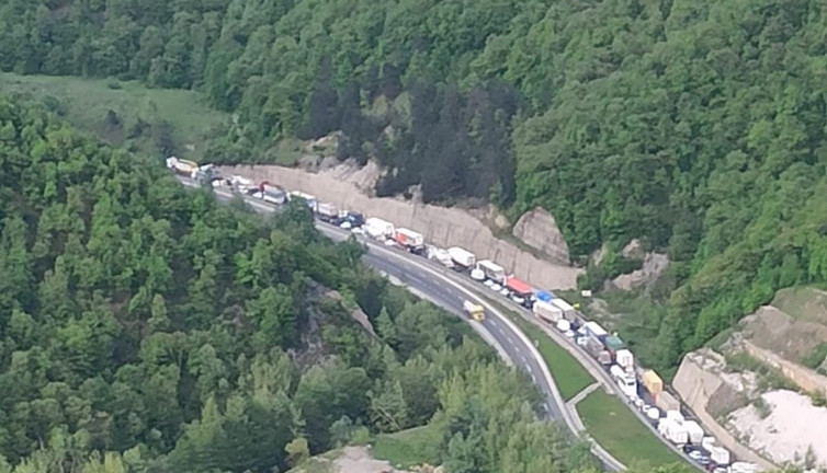 Kontrolden çıkan TIR kanala devrildi. Bursa- Ankara yolunda trafik kilitlendi