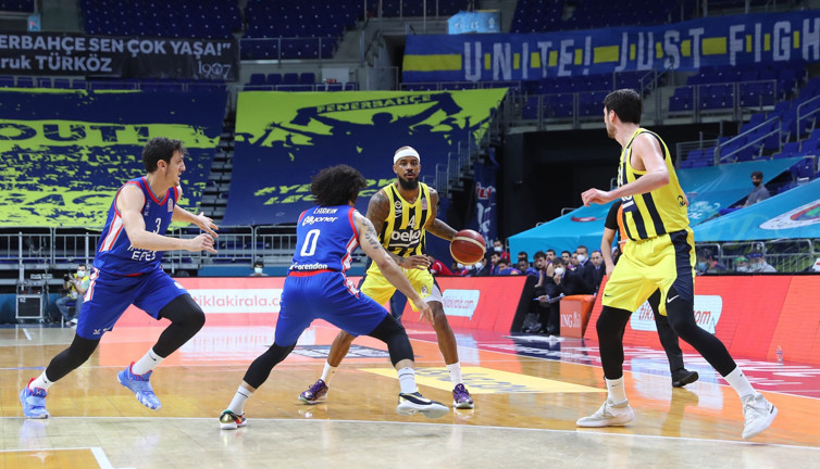 Anadolu Efes Lig'de de kral: Fenerbahçe'yi de geçtiler