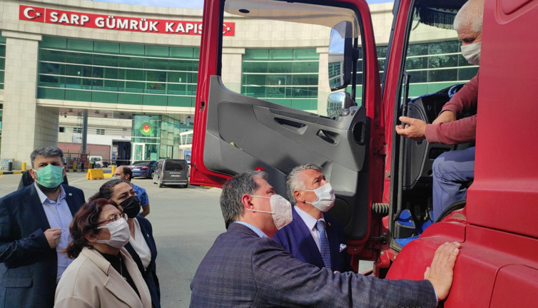 İYİ Parti'den kuyrukta bekleyen TIR şoförlerine ziyaret