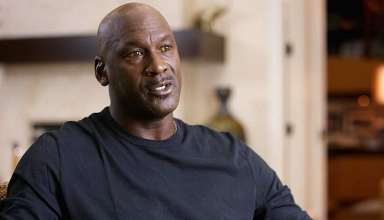 NBA tarihinin en iyi oyuncusu olarak kabul edilen Michael Jordan'ın üniversite formasına dev ücret