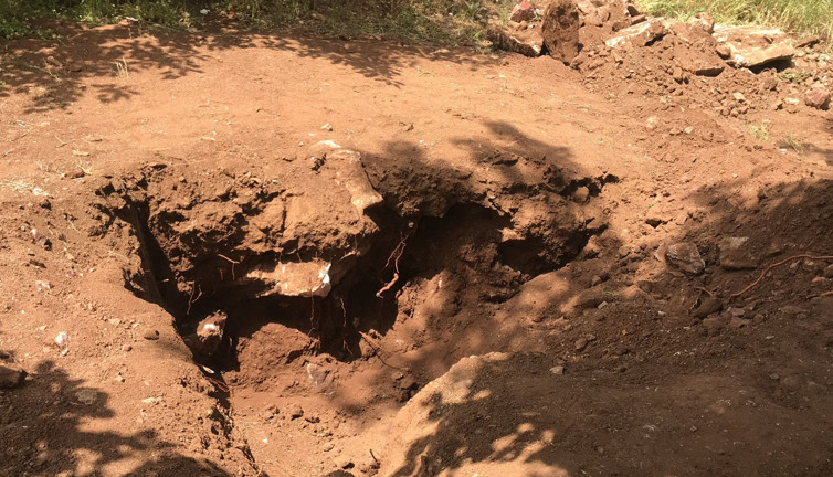 Evinin önünü kazan çiftinin traktörünün pulluğuna takıldı. 35 yıllık gerçeği ortaya çıkarabilir