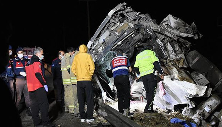 İzmir'de tır kazası: 2 ölü