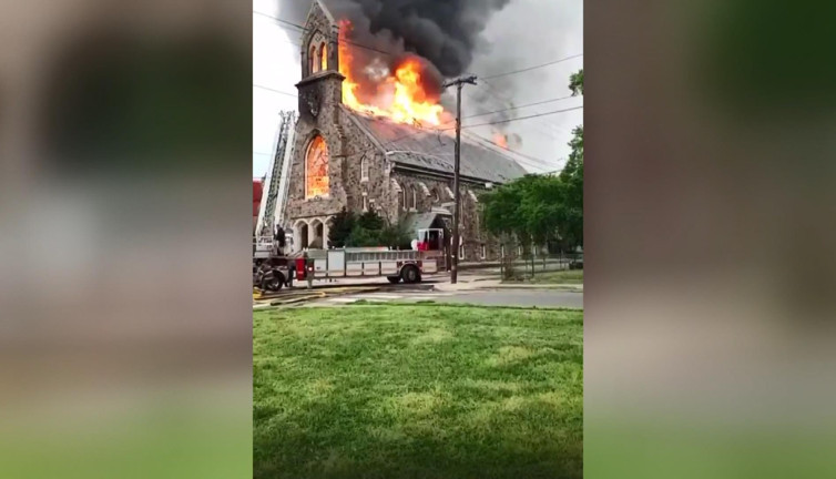 Tarihi kilise alev alev