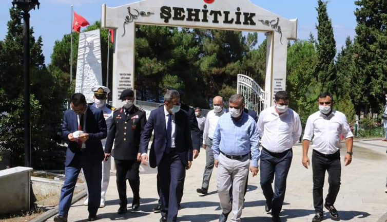 AKP il başkanından şehitlik ziyaretinde Soylu'yu kızdıracak hareket