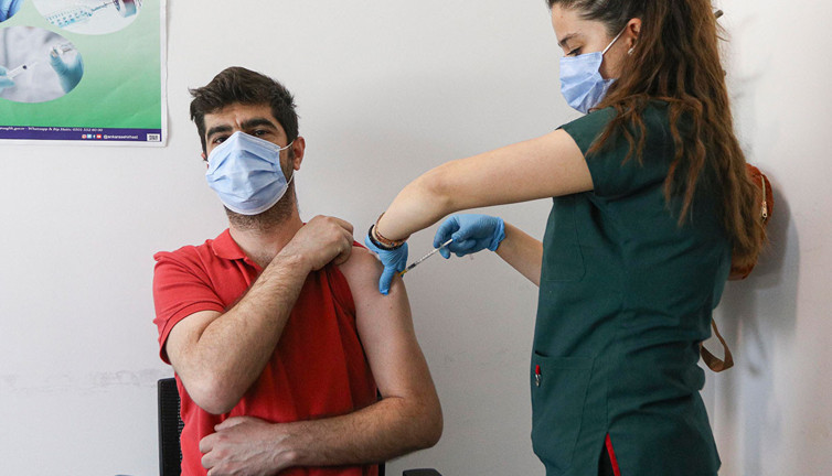 Sağlık çalışanlarının eşleri aşılanmaya başladı