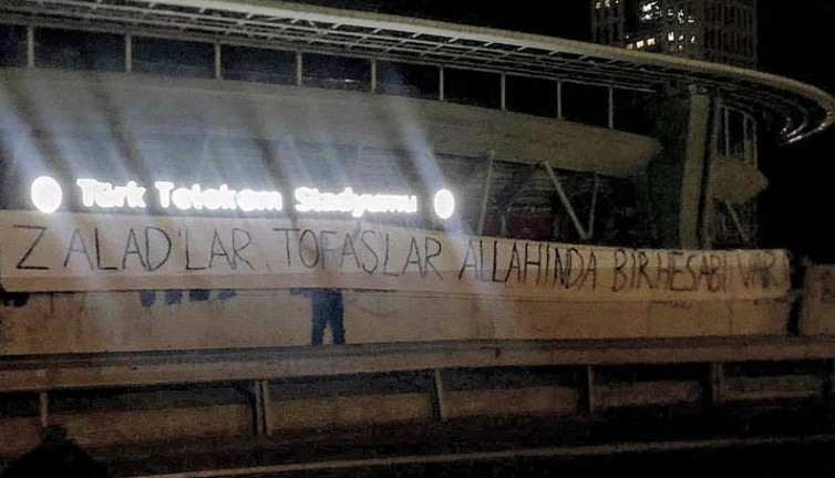 Galatasaray'ın stadının önüne esrarengiz pankart asıldı. 'Zalad'lar Tofaş'lar Allah'ın da bir hesabı var'