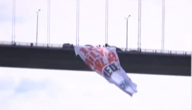 CHP'den 15 Temmuz Şehitler Köprüsü'ne 128 milyar dolar nerede pankartı asıldı