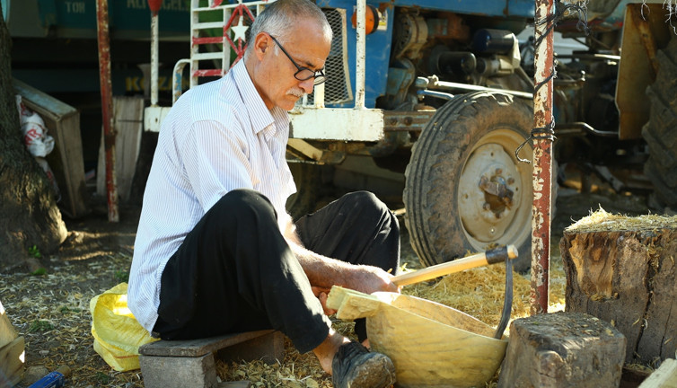 Murat usta 41 yıldır bağlama yapıyor