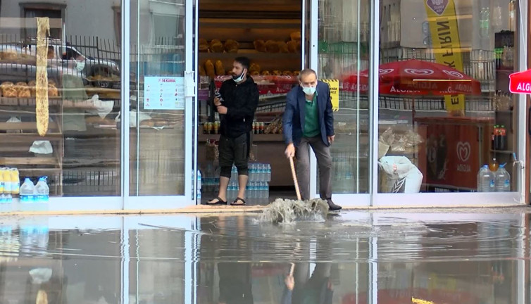 İstanbul'da Mayıs'ta dolu sürprizi. Dere taştı evleri su bastı. Vatandaş hazırlıksız yakalandı