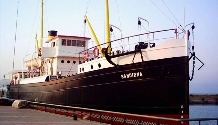 Büyük önder Atatürk ve gemideki 76 kahramanın tek tek ismi. Bu gemiye nasıl sığdınız? Sizi unutanın kalbi kurusun