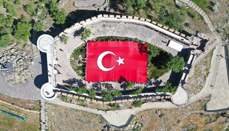 102 gençten tarihi kalede dev Türk bayrağı