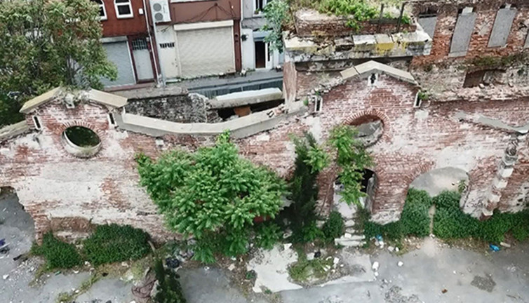 İstanbul'un göbeğindeki tarihi yapıyı talan ettiler. Balyozla duvarları kırıldı. Üç kuruş için demirleri söküldü