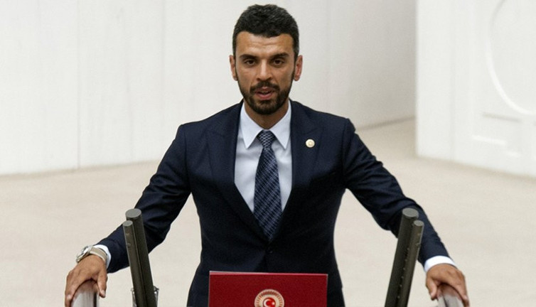 AKP'li vekilin vergi kurnazlığı. 16 milyonluk Ferrari'yi 6 milyon 800 bin TL'ye aldı