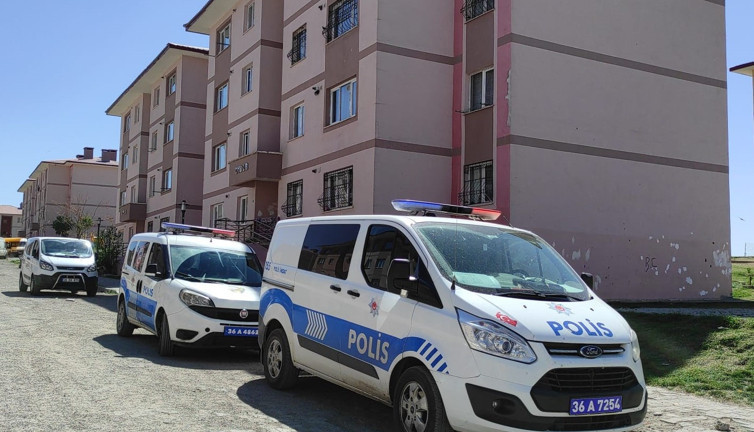 Damadını sırtından defalarca bıçakladı