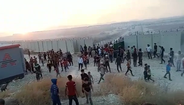 Türkiye'nin kurduğu kamptaki Suriyeliler ayaklandı. Beton duvarı geçip nöbet kulübesini ele geçirdiler. Besle kargayı oysun gözünü