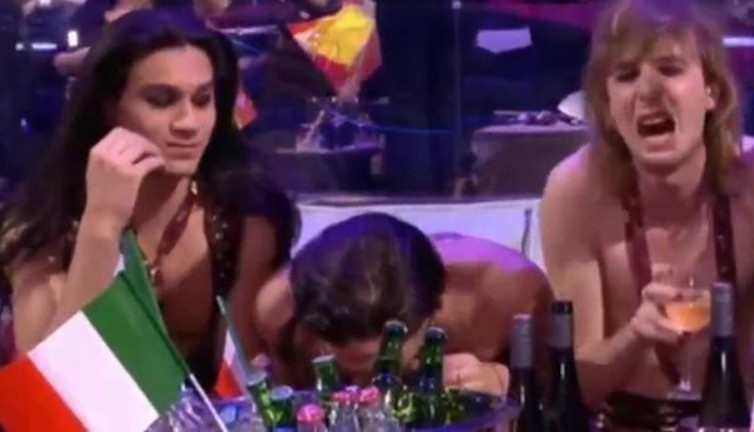 Eurovision'da büyük skandal! Yarışmanın birincisi canlı yayında uyuşturucu çekerken yakalandı