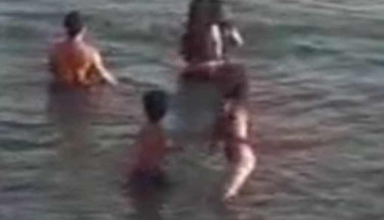 Kargalar denizde yüzen adama saldırdı