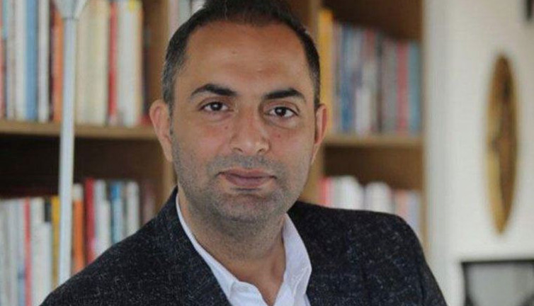 Üstte tarihi kazı yapılıyor altta dinamit patlatılıyor