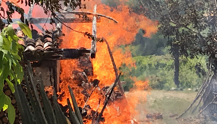 Çorum’da evde çıkan yangın samanlığa sıçradı