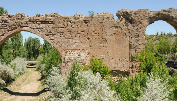 Bir tarihi eser daha yok oluyor